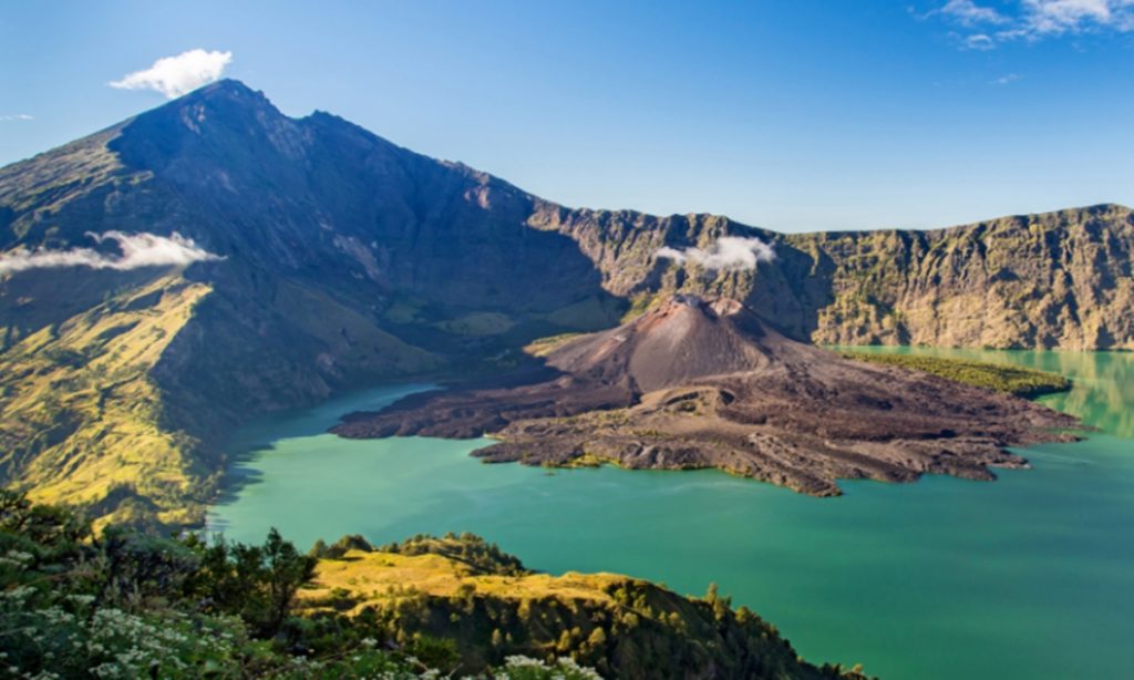 10 Gunung Dengan Pemandangan Terindah di Indonesia