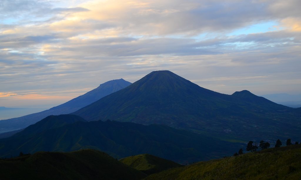 10 Gunung Dengan Pemandangan Terindah di Indonesia