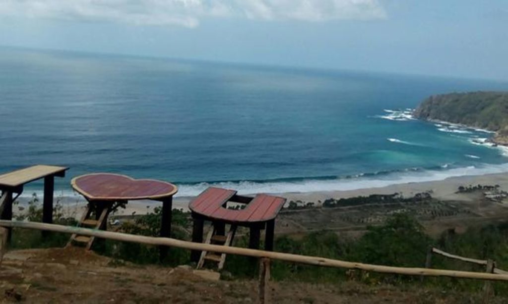 Melayang Menikmati Senja di Pantai Modangan Malang yang Eksotis
