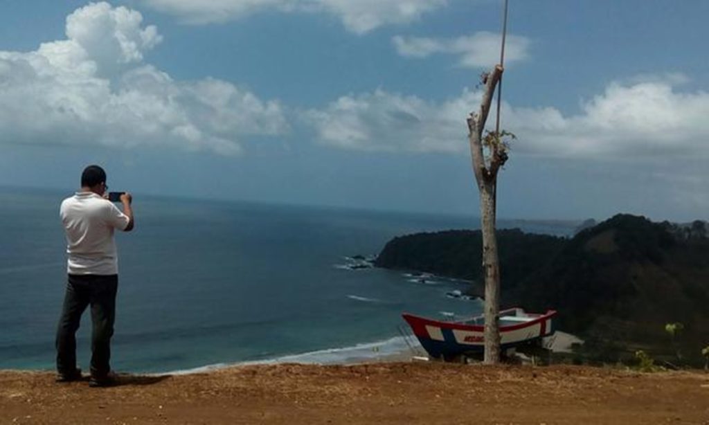 Melayang Menikmati Senja di Pantai Modangan Malang yang Eksotis