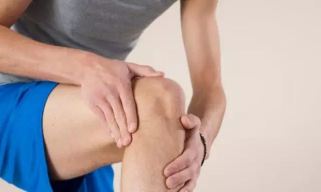  Penyebab Lutut Membengkak, Bukan Cuma Asam Urat