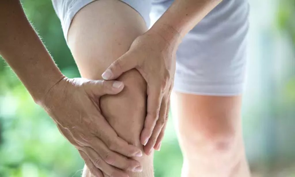 7 Penyebab Lutut Membengkak, Bukan Cuma Asam Urat