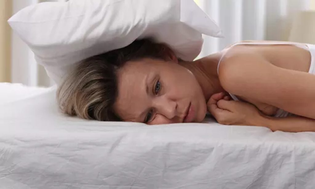 5 Cara Mencegah Kulit Wajah Keriput saat Tidur, Hindari Kebiasaan Buruk