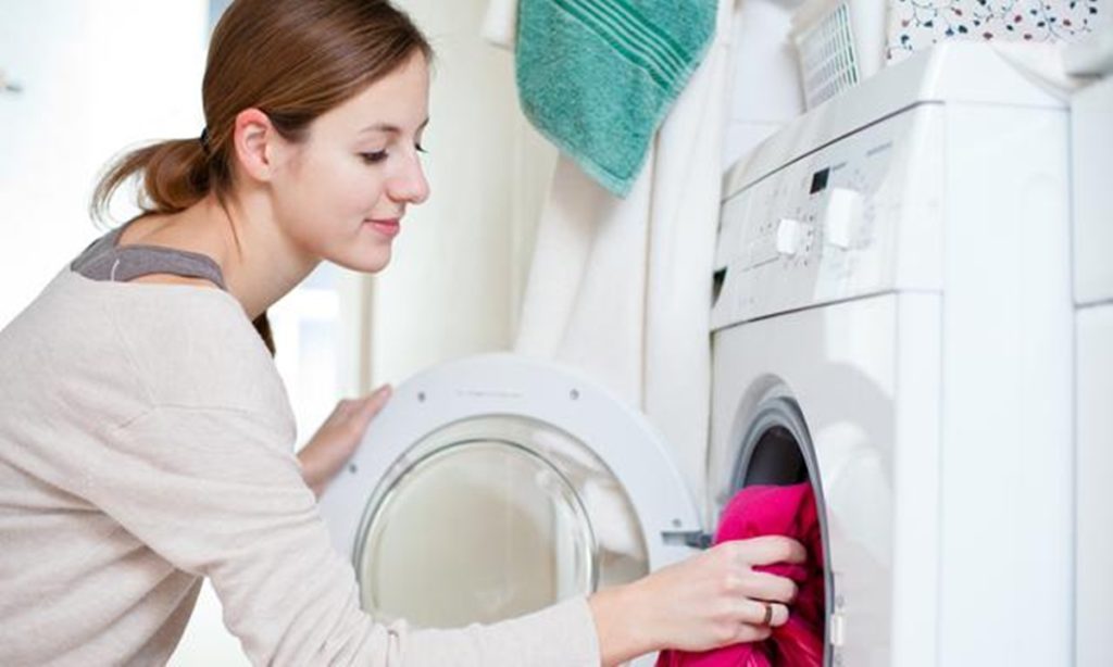 7 Cara Mencuci Baju yang Benar Agar Tidak Luntur dan Pudar