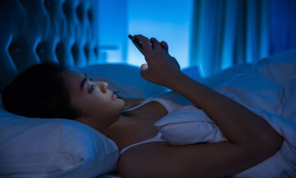 5 Bahaya Meletakkan HP Dekat Kepala Saat Tidur