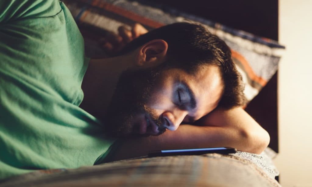 5 Bahaya Meletakkan HP Dekat Kepala Saat Tidur