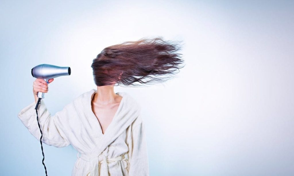 7 Cara Mengatasi Rambut Kering dan Mengembang, Kenali Penyebabnya