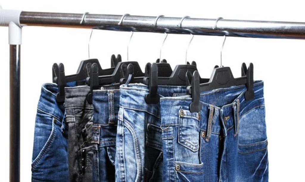 10 Cara Merawat Produk Berbahan Jeans, Perhatikan Cara Mencuci