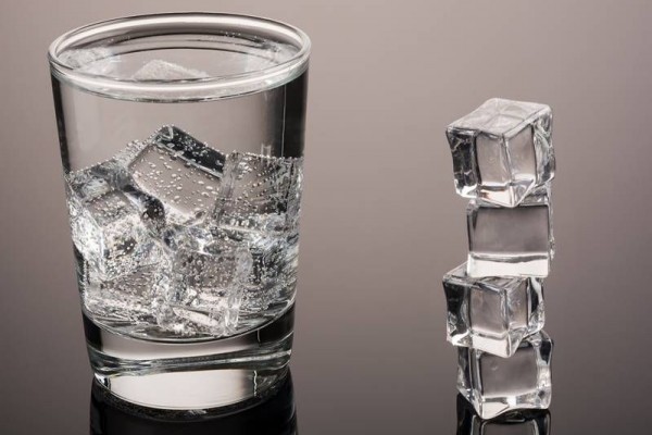 Bahaya yang Akan Mengintaimu Jika Sering Minum Air Es