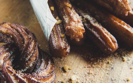 Cara Membuat Churros dengan Saus Coklat Almond untuk Lebaran