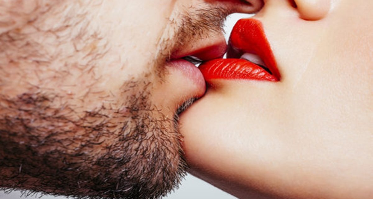 7 Hal yang Ada di Kepala Pria Saat Berciuman