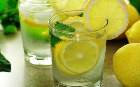 Manfaat minim air lemon