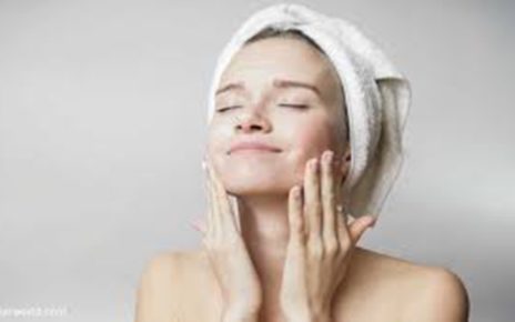 6 Urutan Penggunaan Skincare Malam yang Tepat