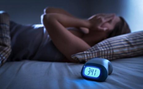 Bahaya Main Ponsel Sebelum Tidur