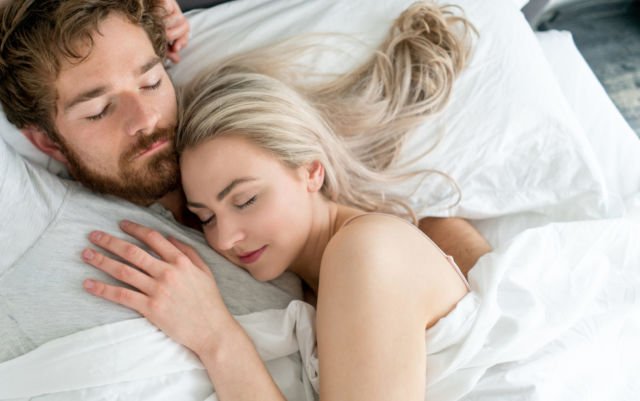 Ini Manfaat Tidur Berpelukan dengan Suami