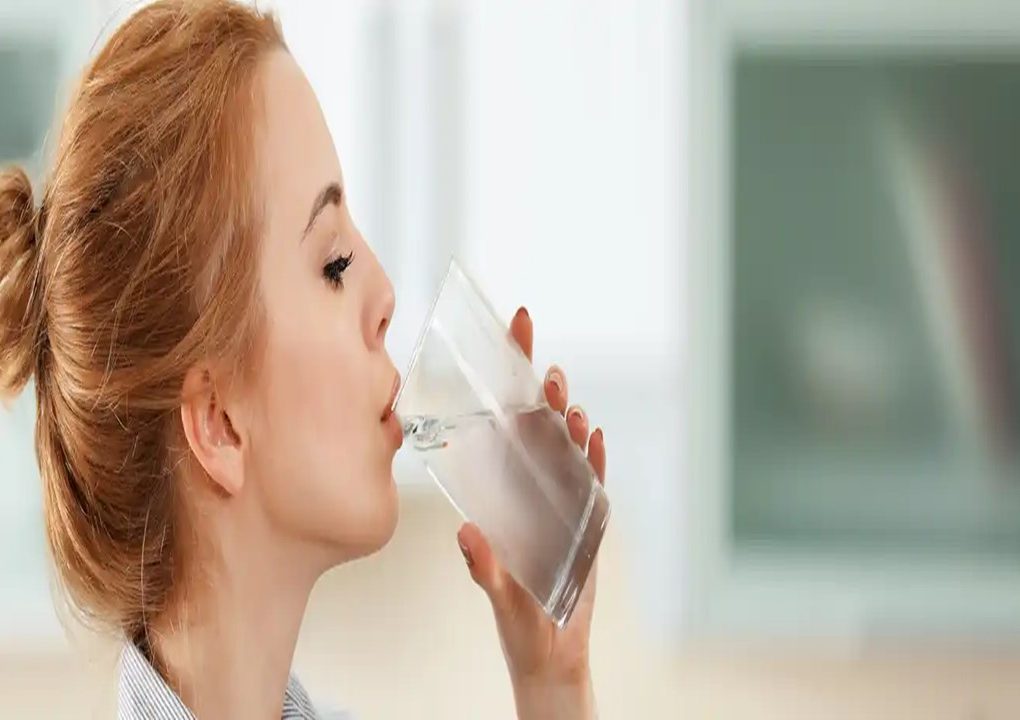11 Manfaat Minum Air Putih saat Perut Kosong