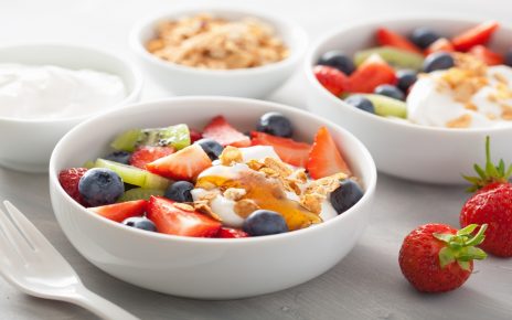 5 Manfaat Makan Salad Buah Yogurt